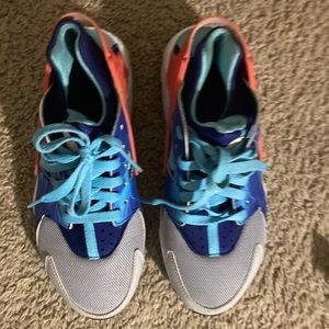 Youth size 6 hurraches